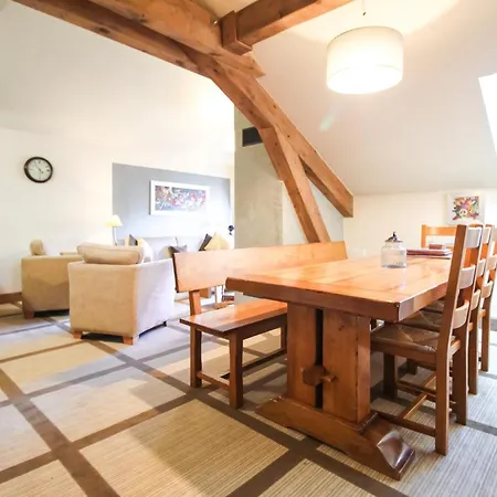 Exceptional 3 Bed Penthouse With Fireplace And Stunning Views *